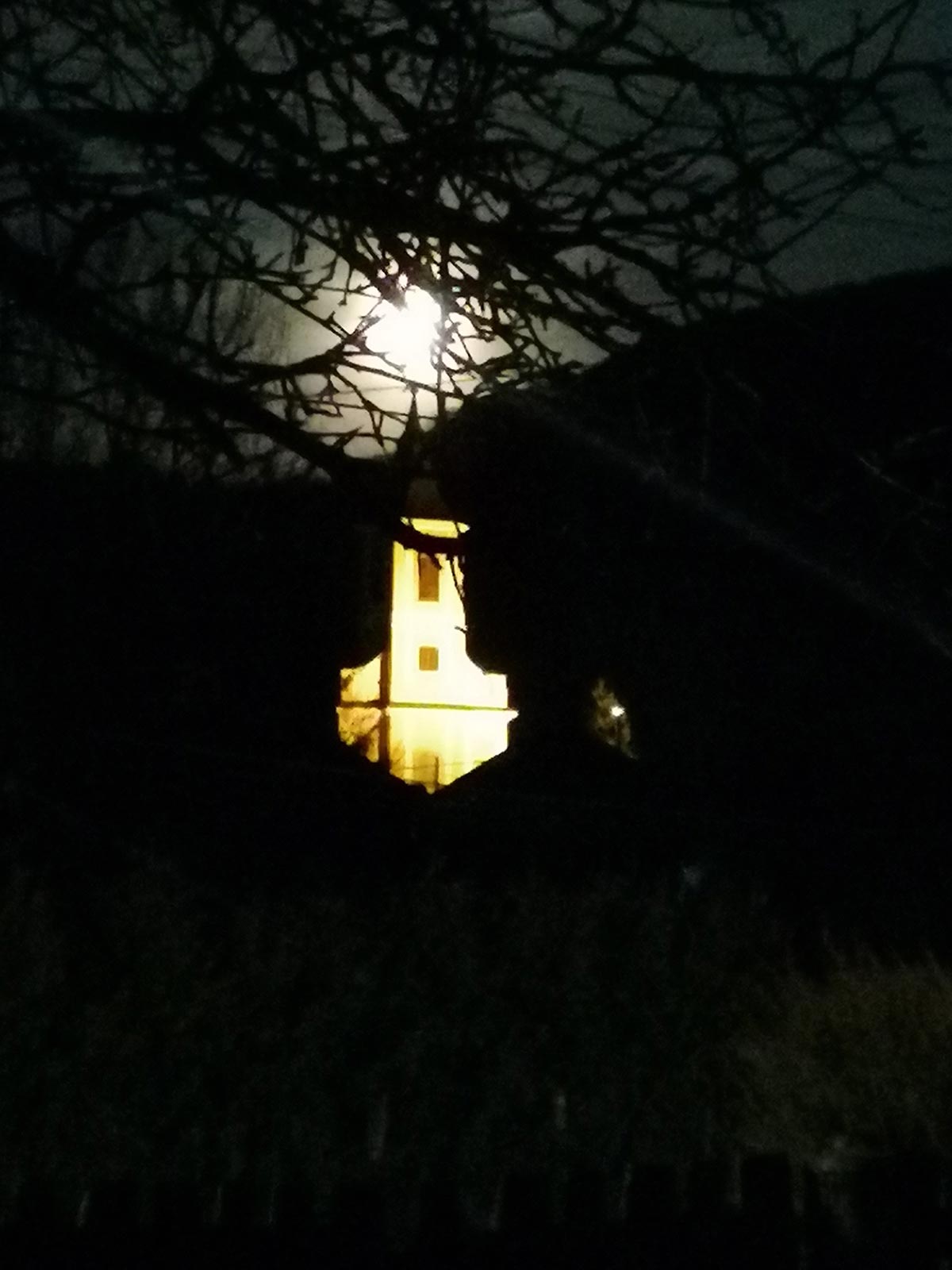 Holdfényes bátori templom - Fotó: Gyöngyösi Szilvia