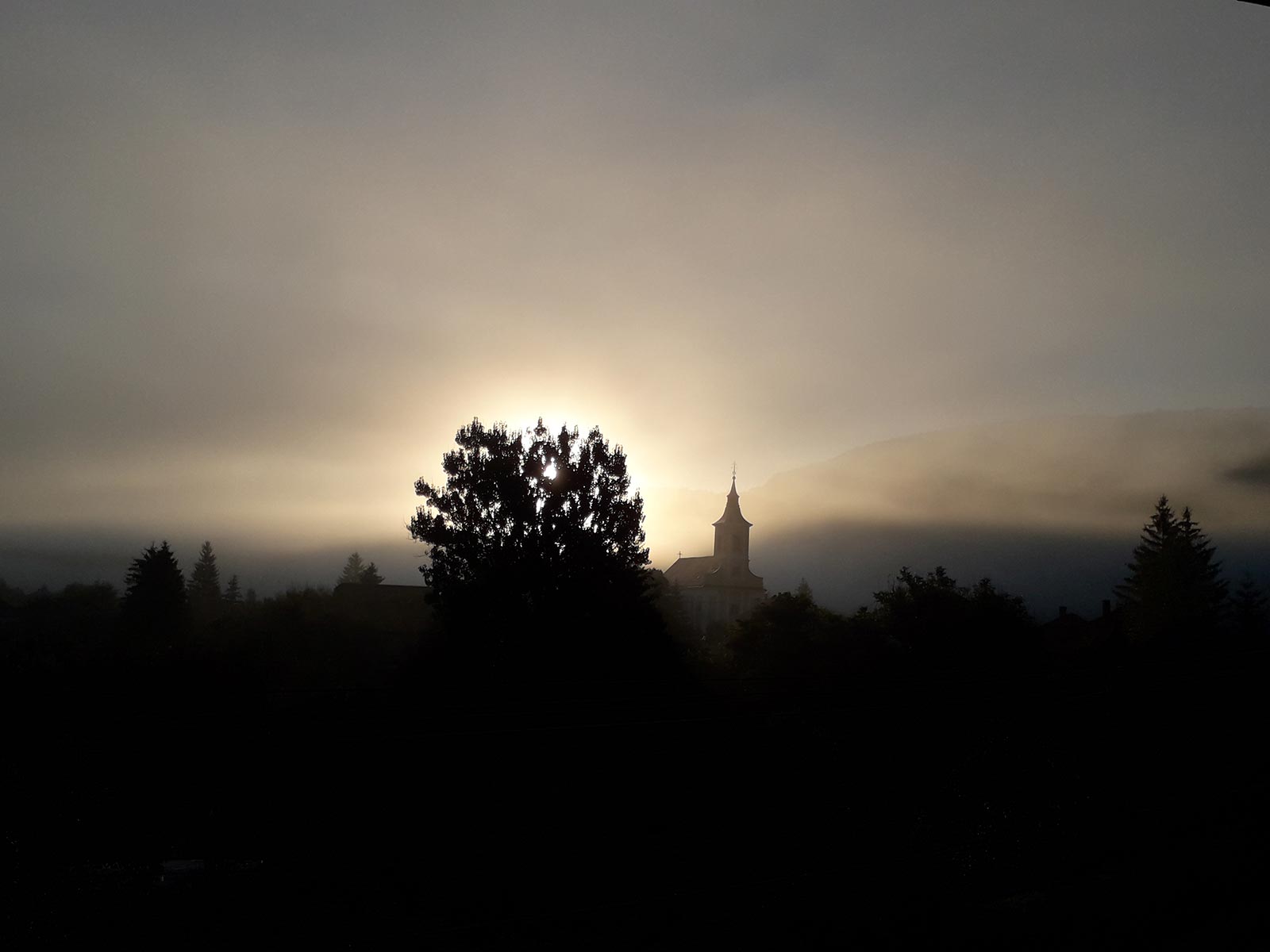 Őszi napfelkelte - Fotó: Mikkné Molnár Renáta