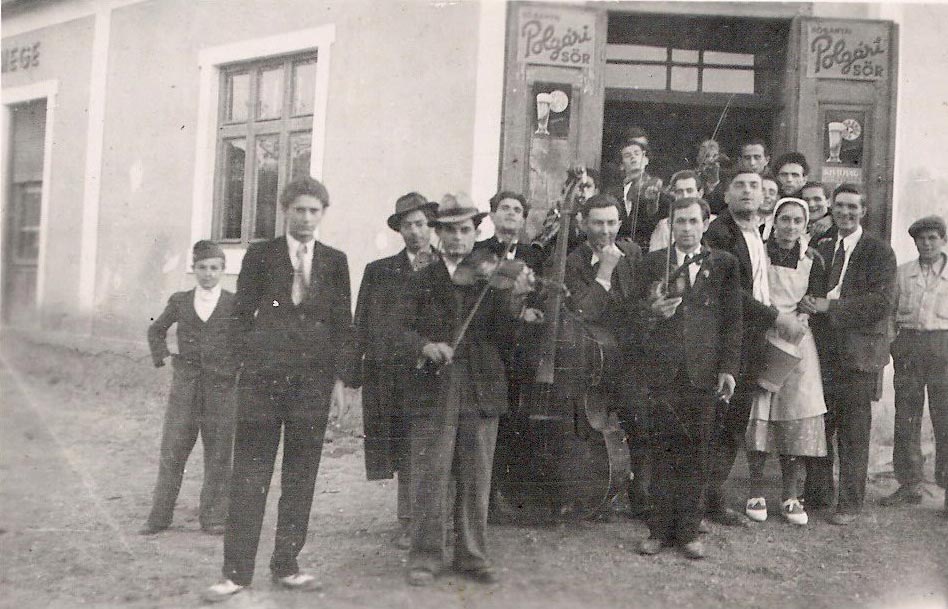 A kocsma előtt (1930-as évek)